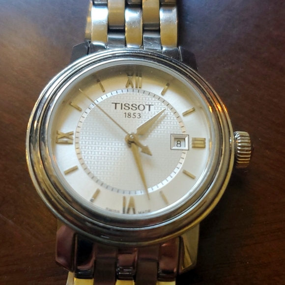Beautiful ladies Tissot stainless steel watch in great condition! - Picture 6 of 6